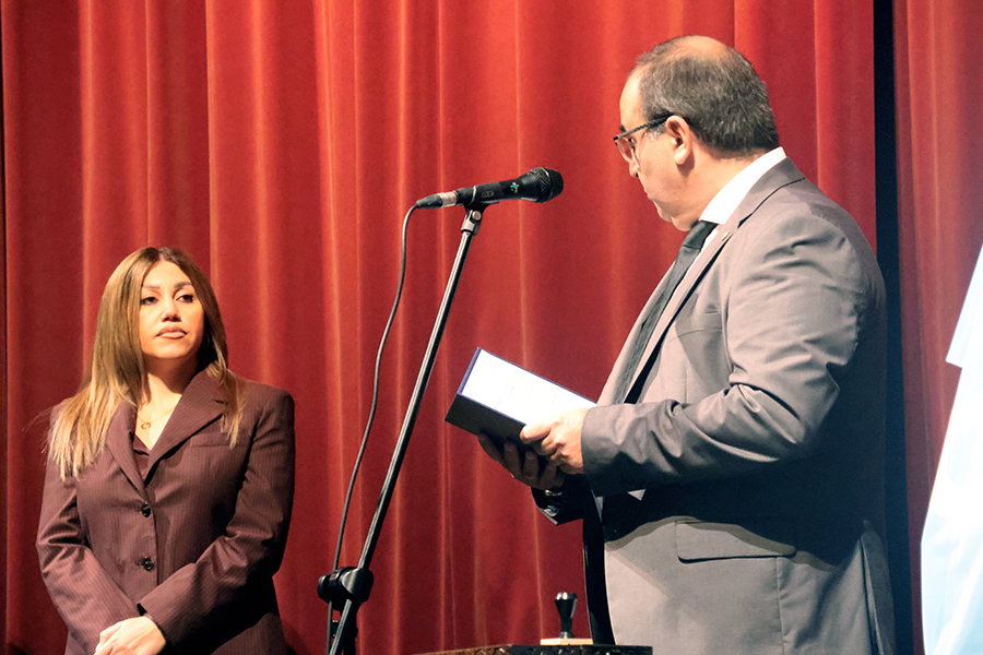 El vicepresidente de Correo Uruguayo, José Luis Pereira, durante su intervención, junto a la embajadora de Armenia, Mariam Gevorgyan
