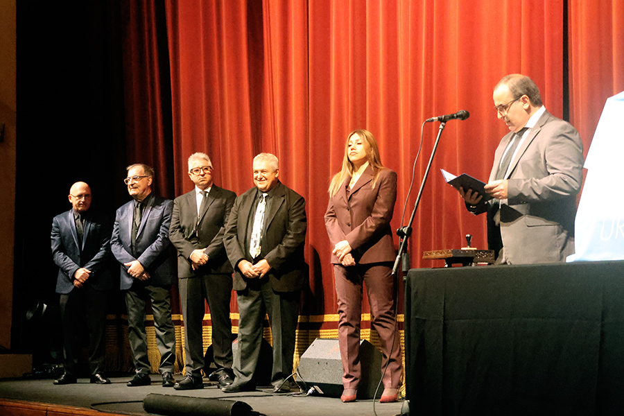 El vicepresidente de Correo Uruguayo, José Luis Pereira, durante su intervención, junto a miembros de Erevan 50 y la embajadora de Armenia