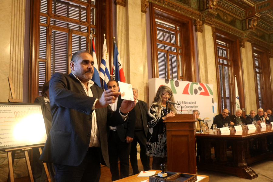 El presidente de Correo Uruguayo, Gabriel Bonfrisco, matasellando el sobre primer día de emisión