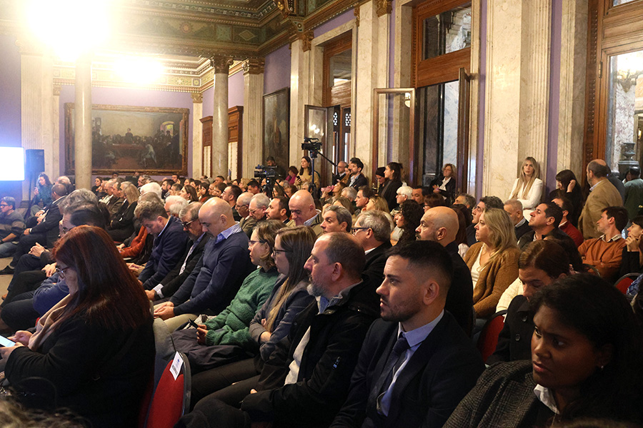El salón de eventos estuvo colmado de público