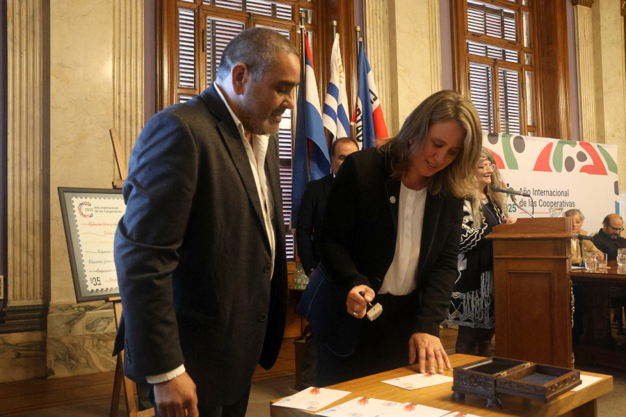 En la imagen, la vicepresidenta de Inacoop, Flavia Carretto, matasellando.