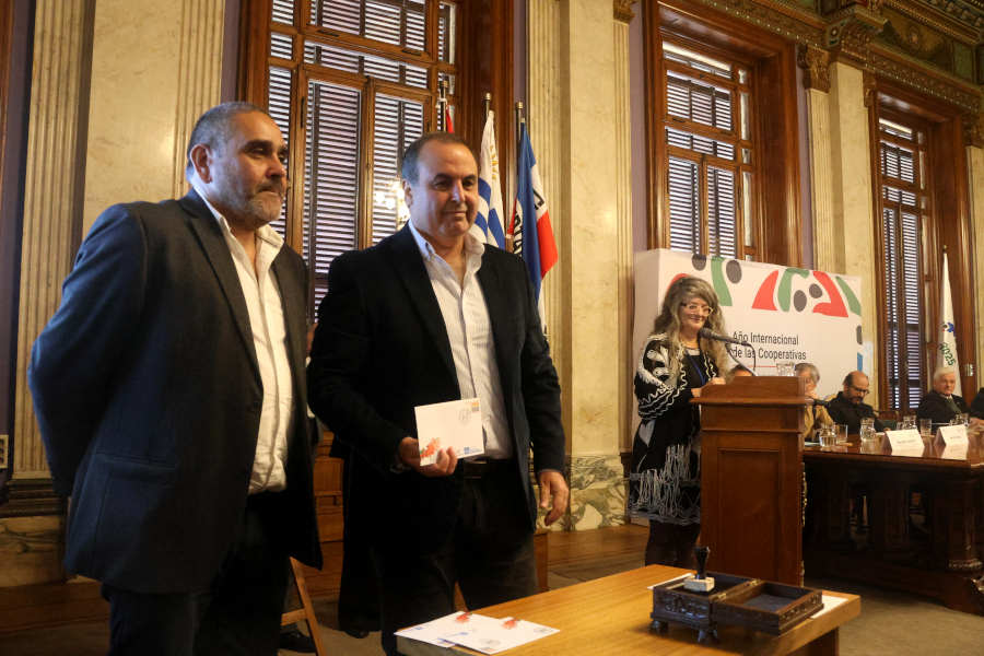 El vicepresidente de Correo Uruguayo, José Luis Pereira, enseñando al público el sobre primer día de emisión luego de ser matasellado