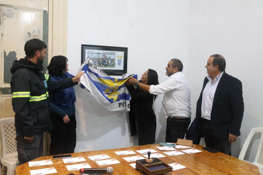 Autoridades de Correo Uruguayo, Ministerio de Industria y Energía y Minería y AFPU descubren la reproducción del sello conmemorativo