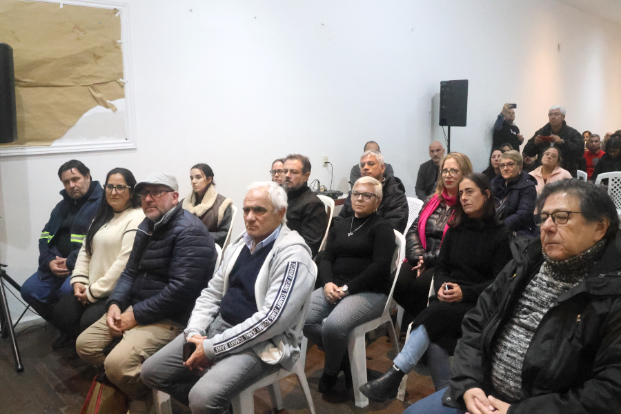 Autoridades de Correo Uruguayo y miembros de AFPU que asistieron al acto