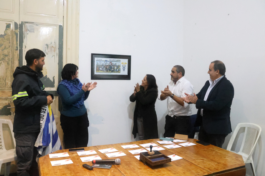 Autoridades de Correo Uruguayo, Ministerio de Industria y Energía y Minería y AFPU descubrieron la reproducción del sello conmemorativo