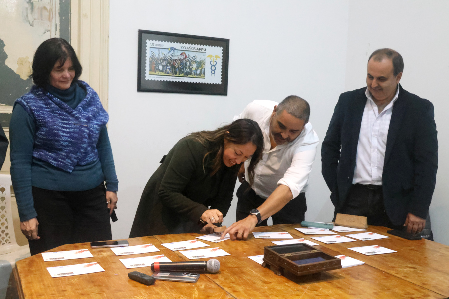 La ministra Cardona participó de la ceremonia de matasellado