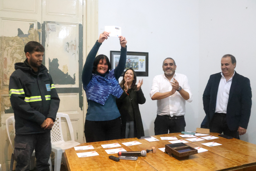 La presidenta de AFPU, Mirian Matías, luego de matasellar exhibió el sobre primer día de emisión