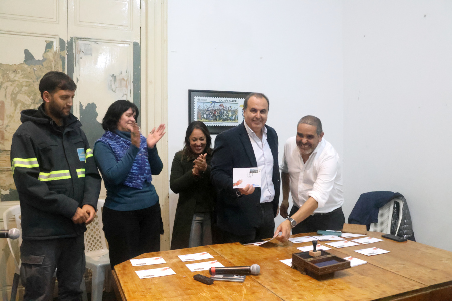 El vicepresidente de Correo Uruguayo, José Luis Pereira, participó de la ceremonia de matasellado