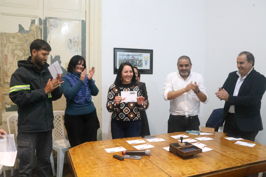 La tesorera de AFPU, Alejandra Fontes, mataselló su sobre primer día de emisión