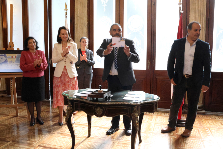 El presidente de Correo Uruguayo, Gabriel Bonfrisco, matasellando