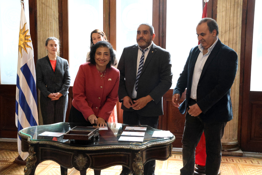 La embajadora de la República del Perú, Elizabeth González, matasellando.