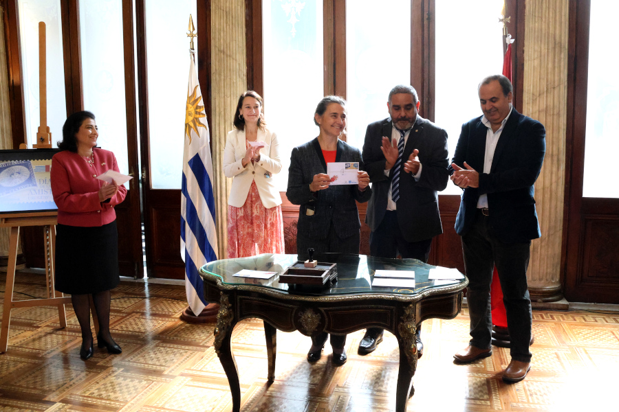 La directora general de Asuntos Culturales de la Cancillería uruguaya, Elizabeth Bogosián, matasellando.