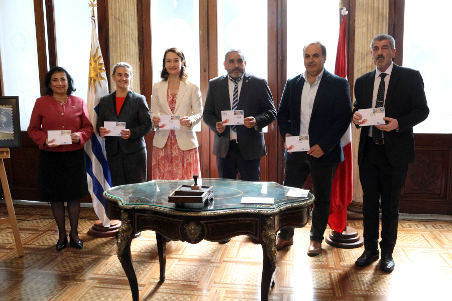 Autoridades enseñando el sobre primer día de emisión tras ser matasellado.