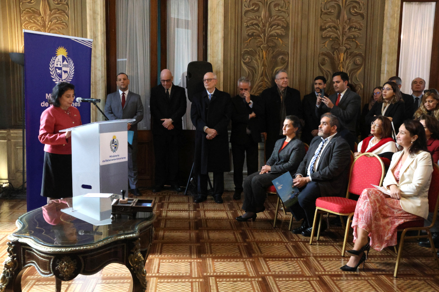 La embajadora de la República del Perú, Elizabeth González, haciendo uso de la palabra.