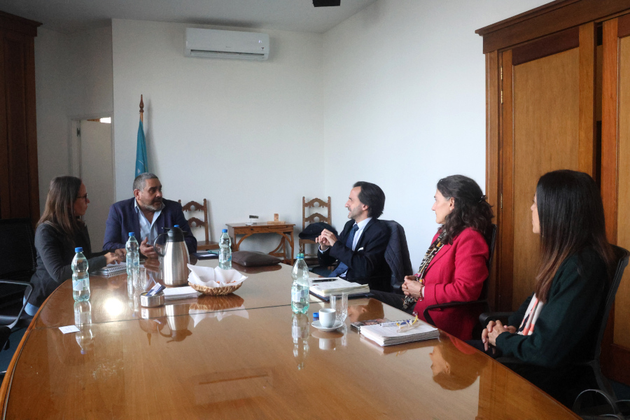 Autoridades de Correo Uruguayo y Ministerio de Relaciones Exteriores durante la reunión