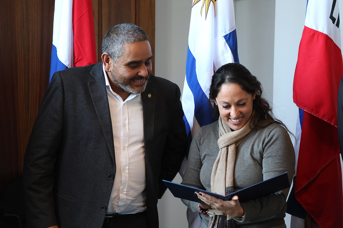 El presidente de la ANC obsequió a la ministra un álbum filatélico