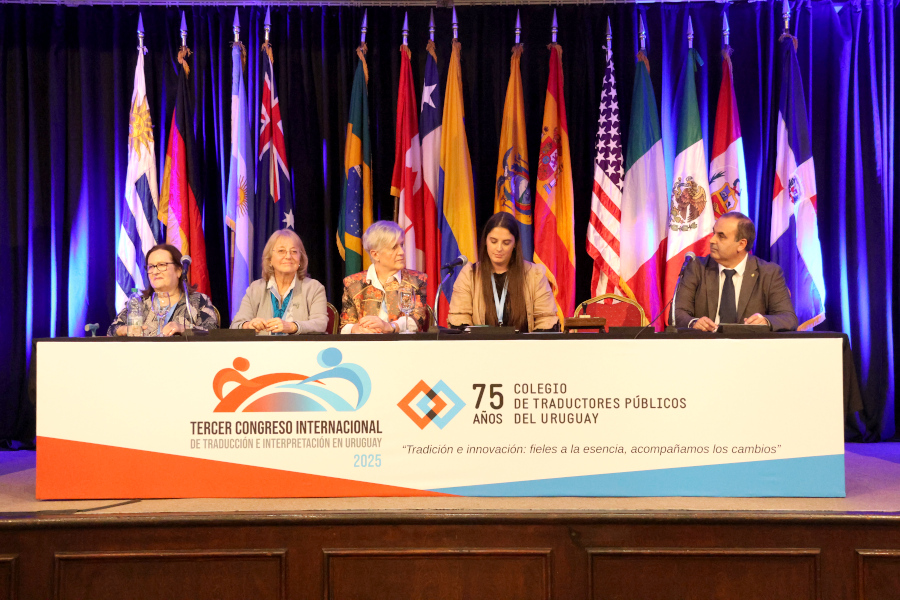 El vicepresidente de Correo Uruguayo, José Luis Pereira, integró la mesa de autoridades junto a representantes del Colegio de Traductores Públicos del Uruguay