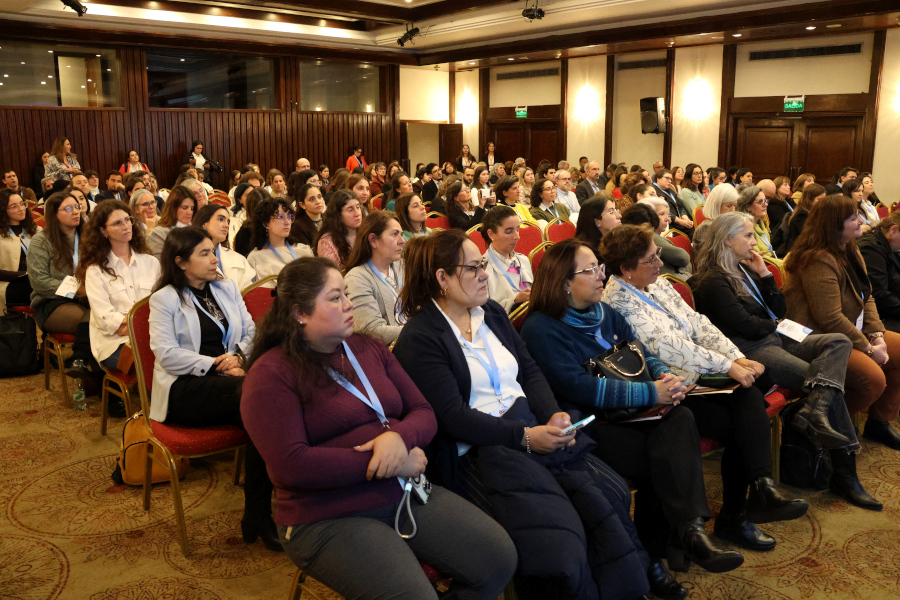 El acto contó con una gran concurrencia de público en la sala