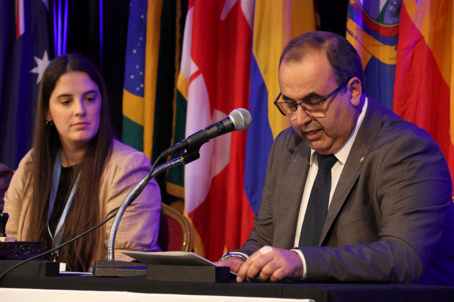 El vicepresidente de Correo Uruguayo, José Luis Pereira, hizo uso de la palabra junto a la presidenta del Colegio de Traductores Públicos del Uruguay