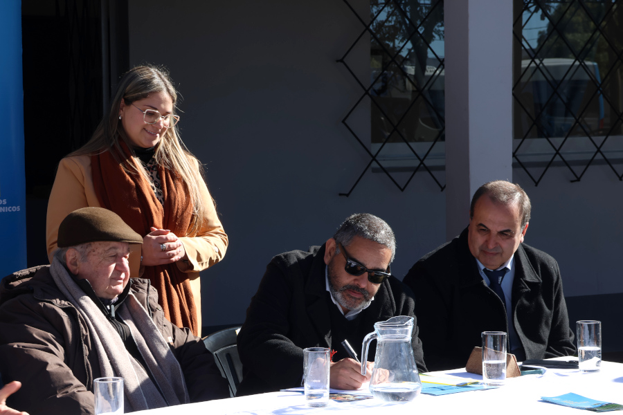 Autoridades de Correo Uruguayo, de la Intendencia de Lavalleja y del Municipio de Mariscala participaron en la inauguración del nuevo Centro de Cercanía de la localidad de Colón, el cual permitirá a sus habitantes realizar más de cien trámites sin necesidad de tener que trasladarse a la capital departamental.