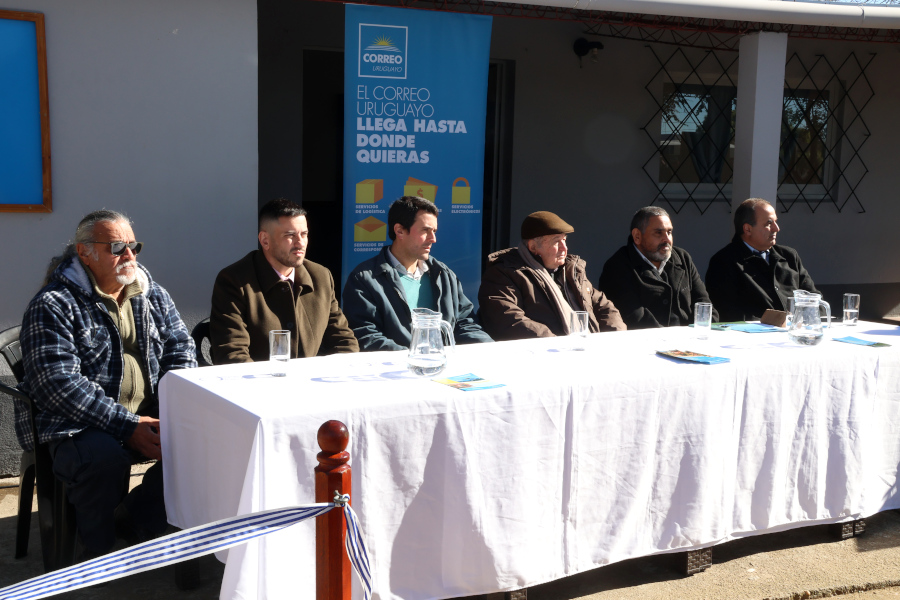 Autoridades de Correo Uruguayo, de la Intendencia de Lavalleja y del Municipio de Mariscala participaron en la inauguración del nuevo Centro de Cercanía de la localidad de Colón, el cual permitirá a sus habitantes realizar más de cien trámites sin necesidad de tener que trasladarse a la capital departamental.