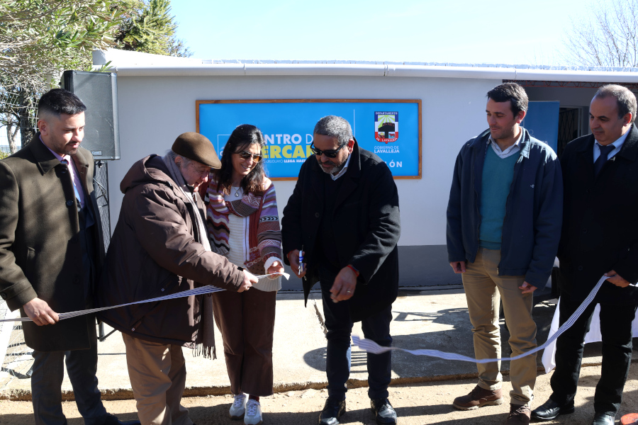 Autoridades de Correo Uruguayo, de la Intendencia de Lavalleja y del Municipio de Mariscala participaron en la inauguración del nuevo Centro de Cercanía de la localidad de Colón, el cual permitirá a sus habitantes realizar más de cien trámites sin necesidad de tener que trasladarse a la capital departamental.