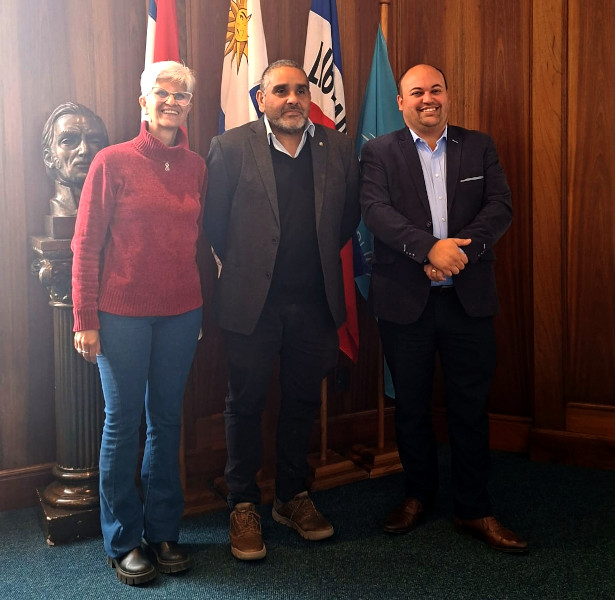 El senador Nicolás Viera visitó Casa Central de Correo Uruguayo, siendo recibido por el presidente de Correo Uruguayo, Gabriel Bonfrisco, y por el secretario general Martín Echeveste.