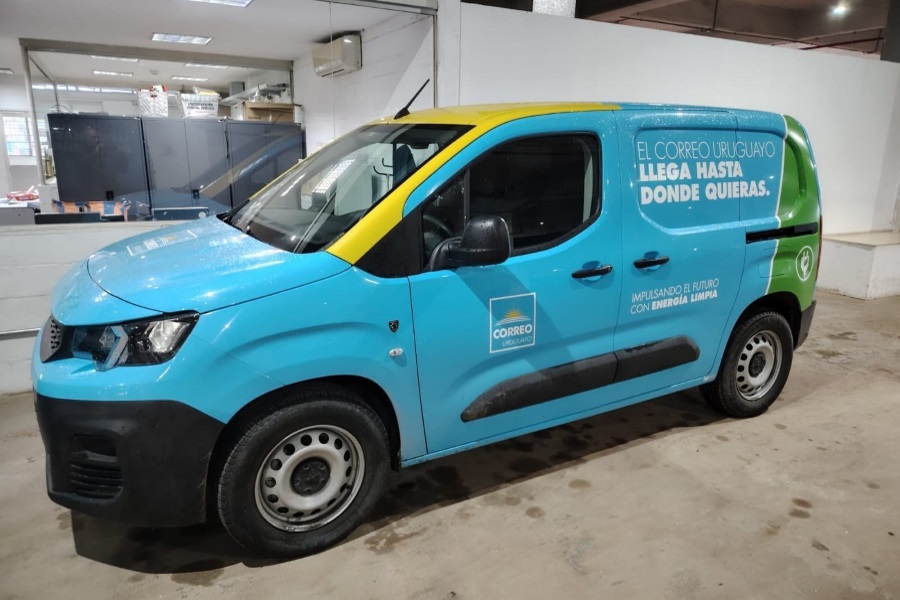 Cumpliendo con el objetivo estratégico de fortalecer su compromiso con el desarrollo sostenible, la modernización y la equidad de sus operaciones, se incorporaron recientemente dos camionetas eléctricas a la flota institucional, en reemplazo de un vehículo a combustión adquirido en la administración anterior.