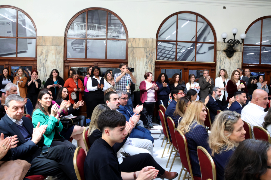 Con la presencia de autoridades ministeriales, municipales y del Directorio de la ANC, Correo Uruguayo lanzó un sello conmemorativo por los 100 años del Palacio de Correos, edificio que durante este siglo de vida institucional ha sido su casa central.