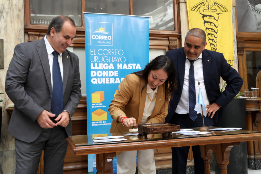 Con la presencia de autoridades ministeriales, municipales y del Directorio de la ANC, Correo Uruguayo lanzó un sello conmemorativo por los 100 años del Palacio de Correos, edificio que durante este siglo de vida institucional ha sido su casa central.
