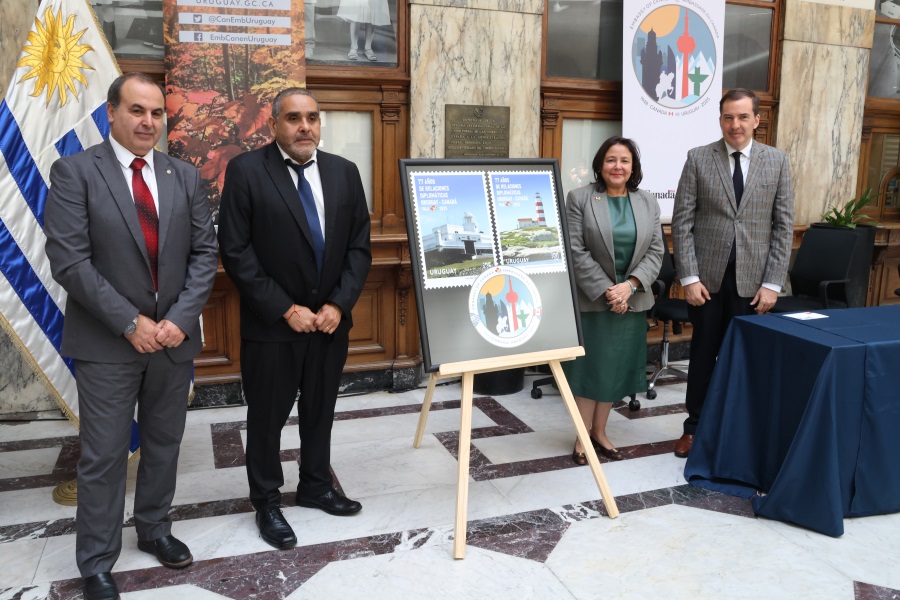 Autoridades posando junto a la reproducción del sello