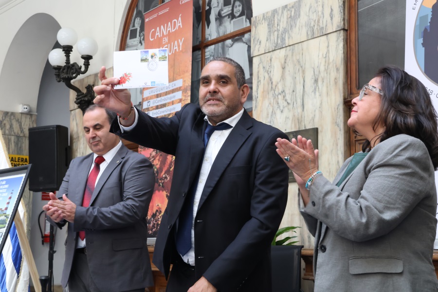 Correo Uruguayo, en el marco de las celebraciones por septuagésimo séptimo aniversario de las relaciones diplomáticas entre Canadá y la República Oriental del Uruguay, realizó el lanzamiento de una serie de sellos conmemorativos para celebrar dicho acontecimiento.