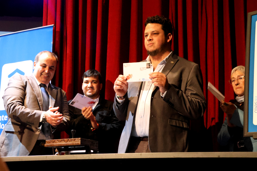 En el marco de los festejos por los 30 años del Festival de Coros de Personas Mayores, Correo Uruguayo realizó el lanzamiento de un sello personalizado conmemorativo de dicho aniversario.