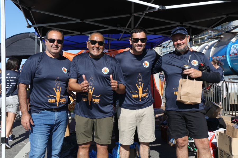 En la rambla de Montevideo y con un gran marco de público se realizó la sexta edición de la Corre Correo en apoyo a Básquet para todos.