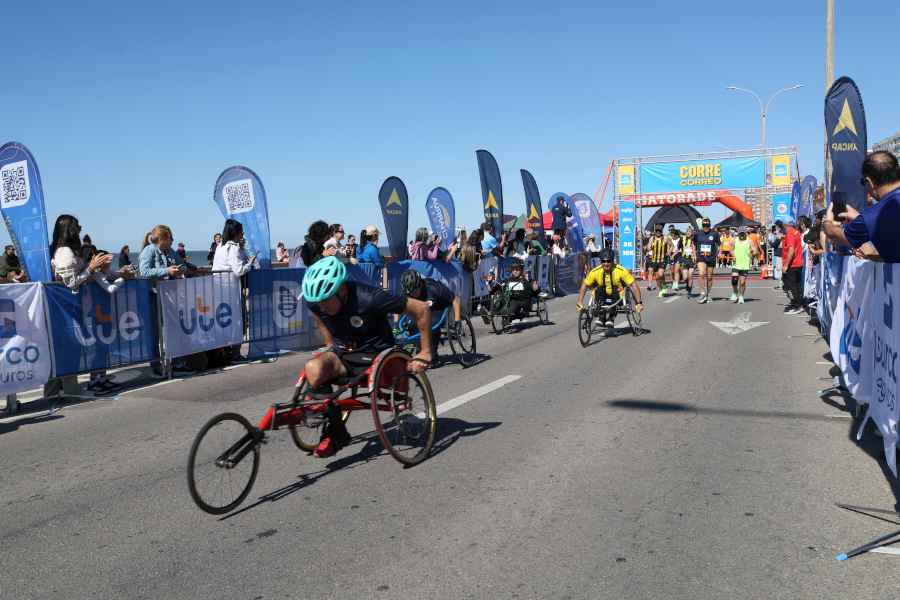 En la rambla de Montevideo y con un gran marco de público se realizó la sexta edición de la Corre Correo en apoyo a Básquet para todos.