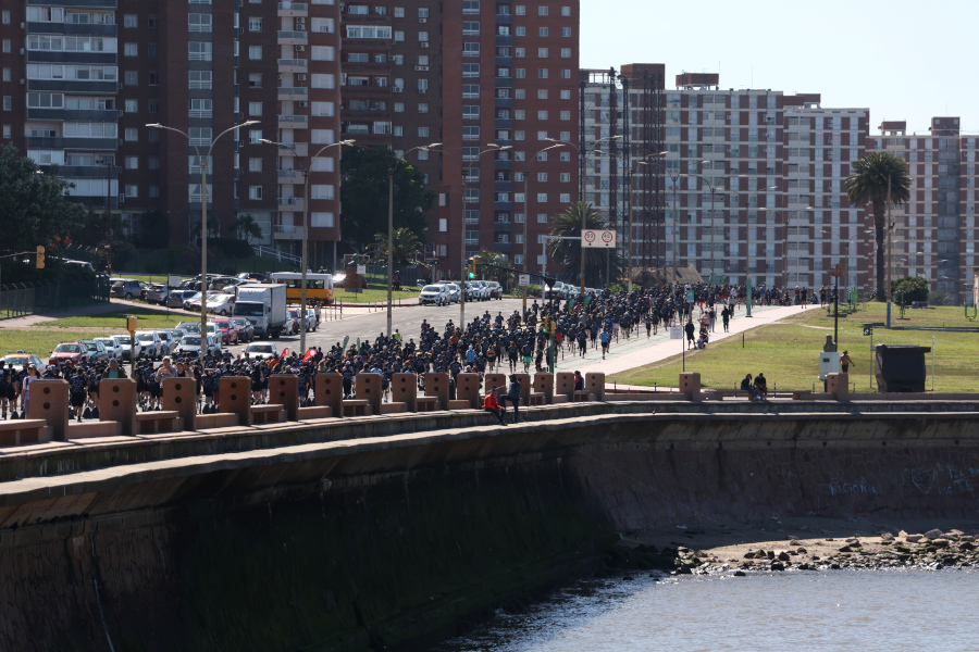 En la rambla de Montevideo y con un gran marco de público se realizó la sexta edición de la Corre Correo en apoyo a Básquet para todos.