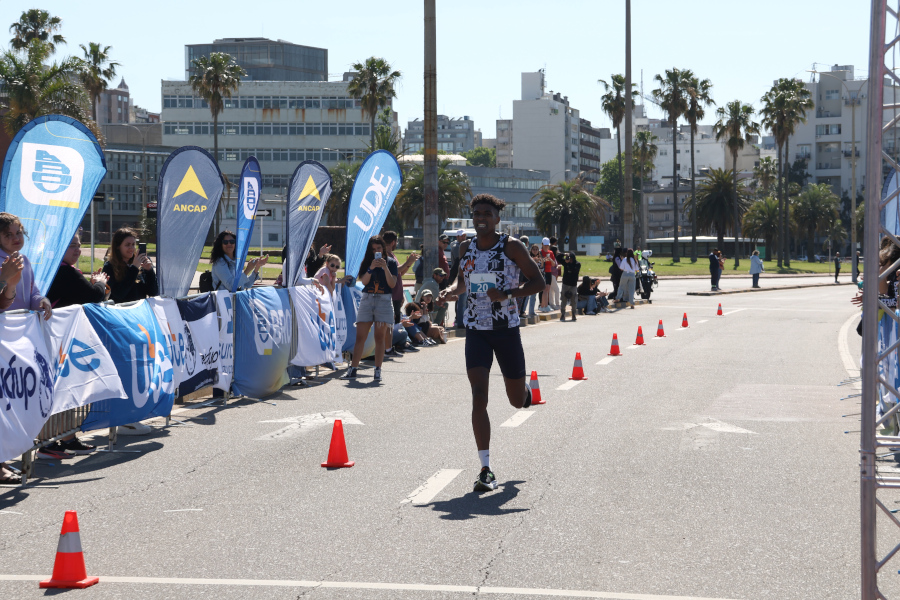 En la rambla de Montevideo y con un gran marco de público se realizó la sexta edición de la Corre Correo en apoyo a Básquet para todos.