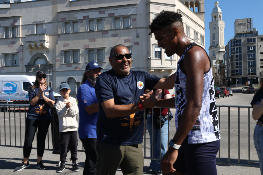 En la rambla de Montevideo y con un gran marco de público se realizó la sexta edición de la Corre Correo en apoyo a Básquet para todos.