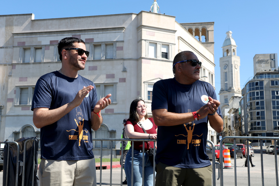 En la rambla de Montevideo y con un gran marco de público se realizó la sexta edición de la Corre Correo en apoyo a Básquet para todos.