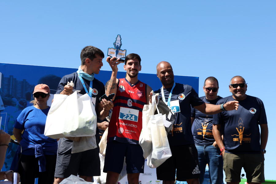 En la rambla de Montevideo y con un gran marco de público se realizó la sexta edición de la Corre Correo en apoyo a Básquet para todos.