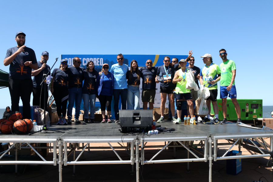 En la rambla de Montevideo y con un gran marco de público se realizó la sexta edición de la Corre Correo en apoyo a Básquet para todos.