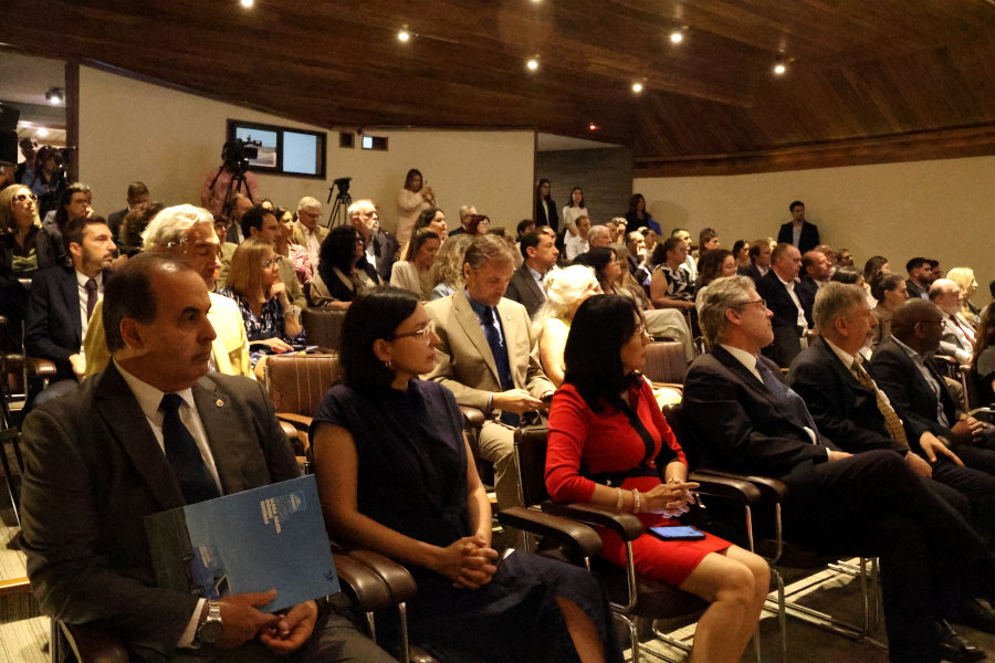 En un acto realizado en la Sala Reinaldo Gargano, Correo Uruguayo presentó un sello postal especial para celebrar el octogésimo aniversario de la Organización de las Naciones Unidas para la Alimentación y la Agricultura (FAO), destacando el compromiso global con la erradicación del hambre y la dignidad humana.