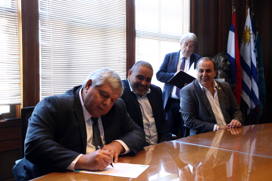 En la Sala de acuerdos del Palacio de Correos tuvo lugar la ceremonia de toma de posesión de cargo del director de Correo Uruguayo, José Hualde.