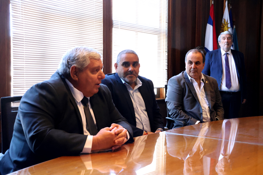 En la Sala de acuerdos del Palacio de Correos tuvo lugar la ceremonia de toma de posesión de cargo del director de Correo Uruguayo, José Hualde.