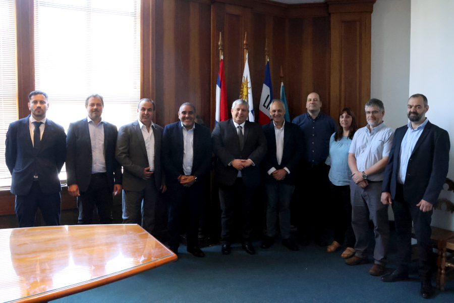 En la Sala de acuerdos del Palacio de Correos tuvo lugar la ceremonia de toma de posesión de cargo del director de Correo Uruguayo, José Hualde.