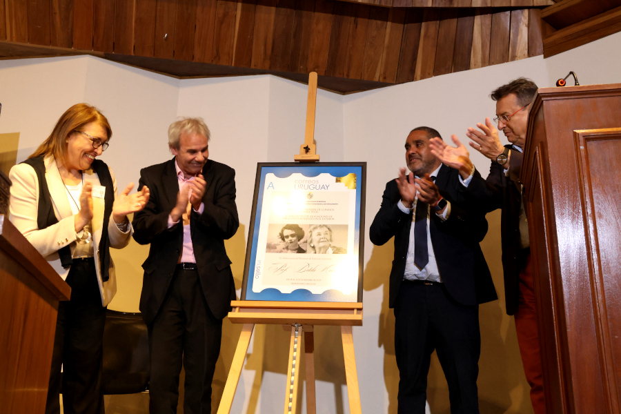 En el marco del décimo primer encuentro Mundial de Consejos Consultivos y del sexto Encuentro de Asociaciones de Uruguayos Residentes en el Exterior, Correo Uruguayo realizó el lanzamiento de un sello personalizado en homenaje a la profesora Belela Herrera