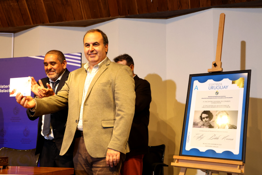 En el marco del décimo primer encuentro Mundial de Consejos Consultivos y del sexto Encuentro de Asociaciones de Uruguayos Residentes en el Exterior, Correo Uruguayo realizó el lanzamiento de un sello personalizado en homenaje a la profesora Belela Herrera