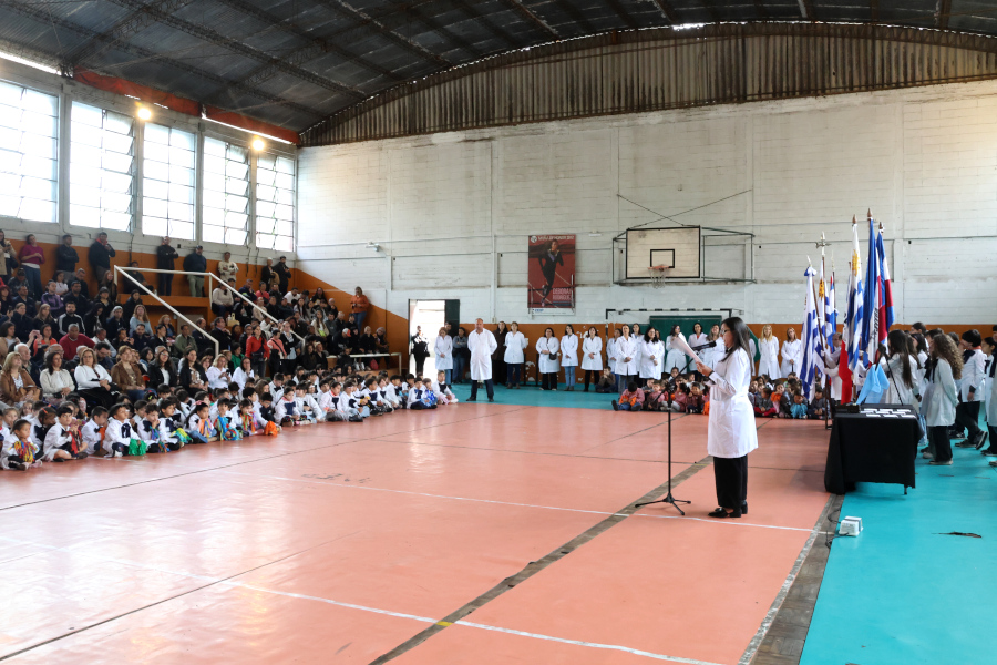 En un acto que contó con autoridades de Correo Uruguayo, ANEP y la Junta Departamental de Montevideo, se realizó el lanzamiento de una serie de tres sellos conmemorativos por los 100 años del Grupo Escolar Felipe Sanguinetti