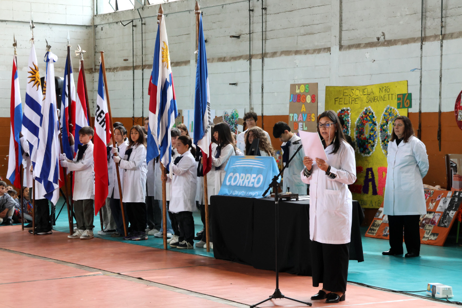 En un acto que contó con autoridades de Correo Uruguayo, ANEP y la Junta Departamental de Montevideo, se realizó el lanzamiento de una serie de tres sellos conmemorativos por los 100 años del Grupo Escolar Felipe Sanguinetti