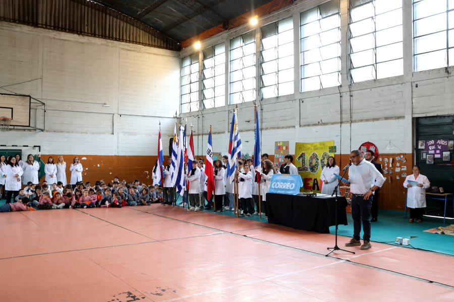 En un acto que contó con autoridades de Correo Uruguayo, ANEP y la Junta Departamental de Montevideo, se realizó el lanzamiento de una serie de tres sellos conmemorativos por los 100 años del Grupo Escolar Felipe Sanguinetti